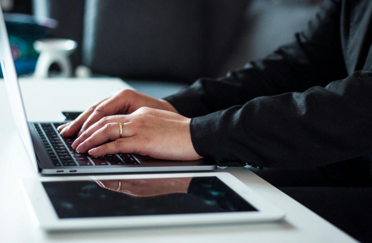 Bureau de travail avec documents financiers et ordinateur