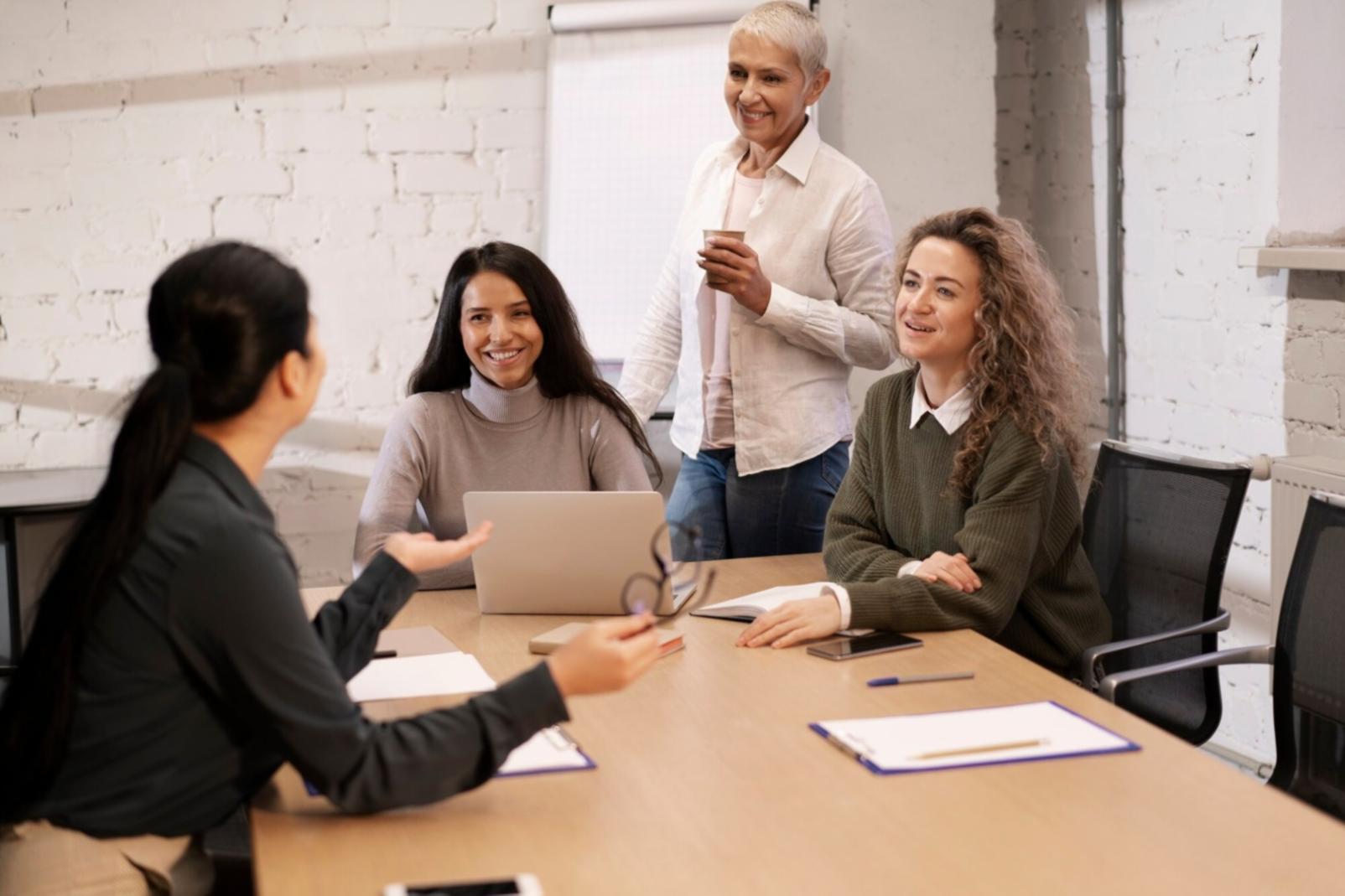 Espace de travail collaboratif avec documents et outils numériques